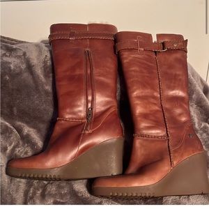 UGG Maxene 3 inch wedge boot leather with shearing lining. Good condition